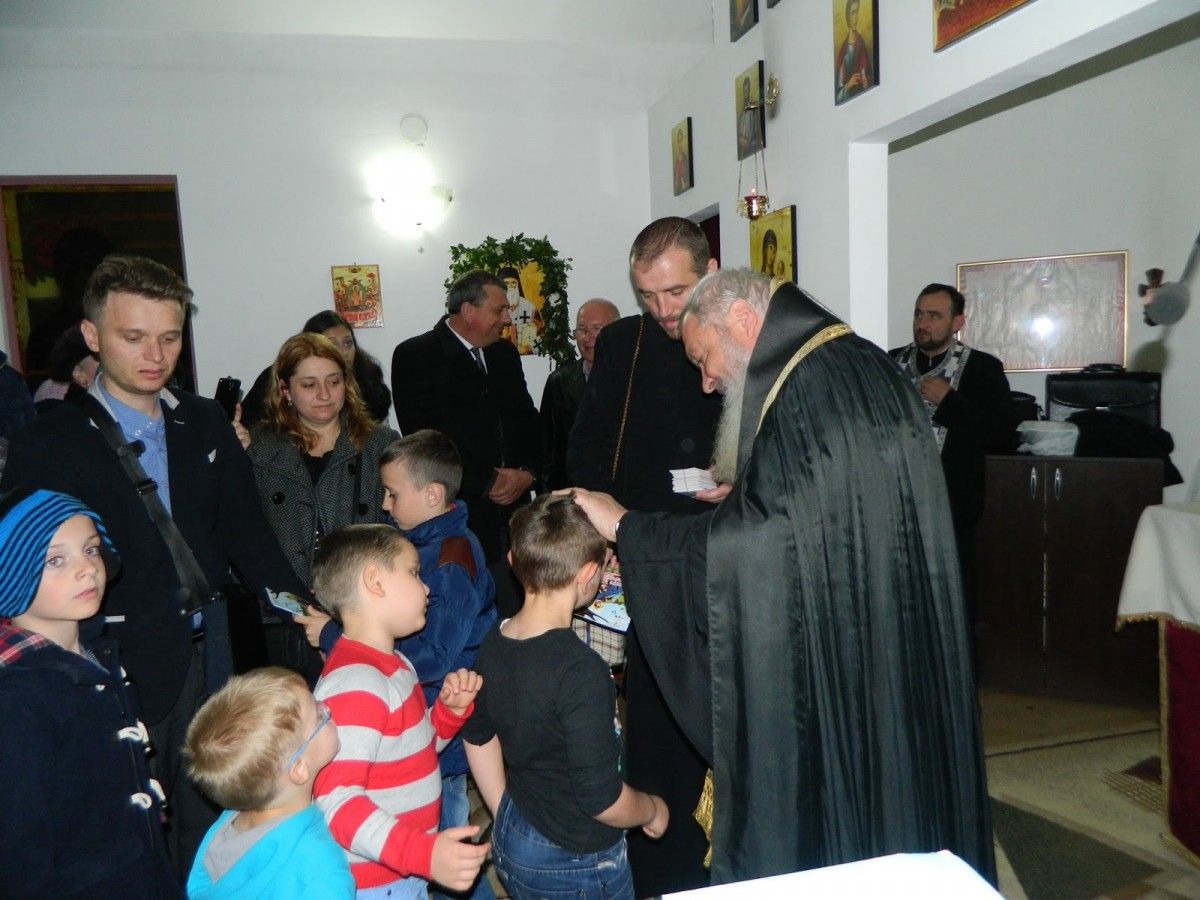 Înaltpreasfințitul Părinte Andrei, la slujba Deniei de luni, în localitatea Floreşti