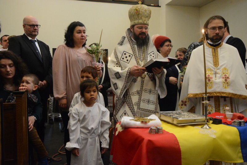 Episcopul Macarie Drăgoi a săvârșit slujba adopției a doi copilași în familia unor medici români Episcopul Macarie Drăgoi a săvârșit slujba adopției a doi copilași în familia unor medici români