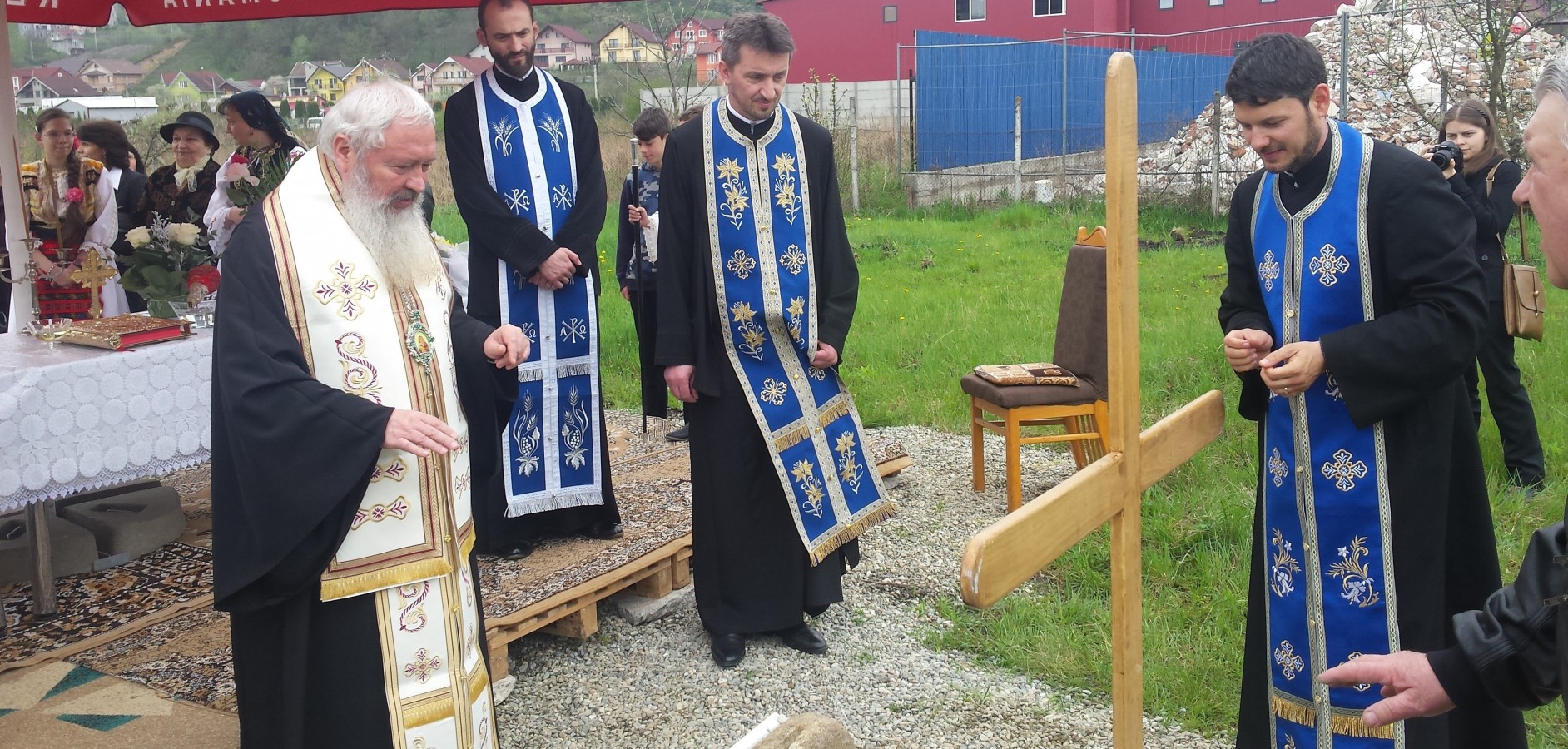 Piatra de temelie pentru o nouă biserică, în cartierul bistrițean Viișoara Piatra de temelie pentru o nouă biserică, în cartierul bistrițean Viișoara