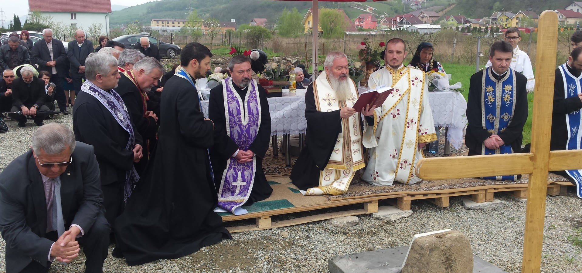 Piatra de temelie pentru o nouă biserică, în cartierul bistrițean Viișoara Piatra de temelie pentru o nouă biserică, în cartierul bistrițean Viișoara