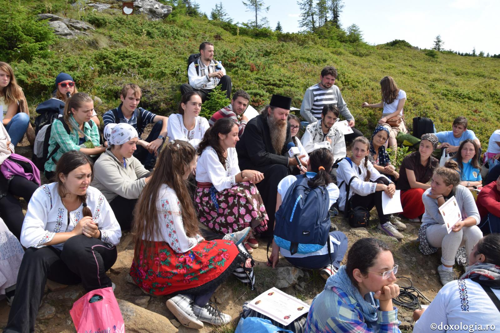 „Maică, într-o lume așa săracă economic, cum și unde ar trebui preotul să accentueze activitatea filantropică?”