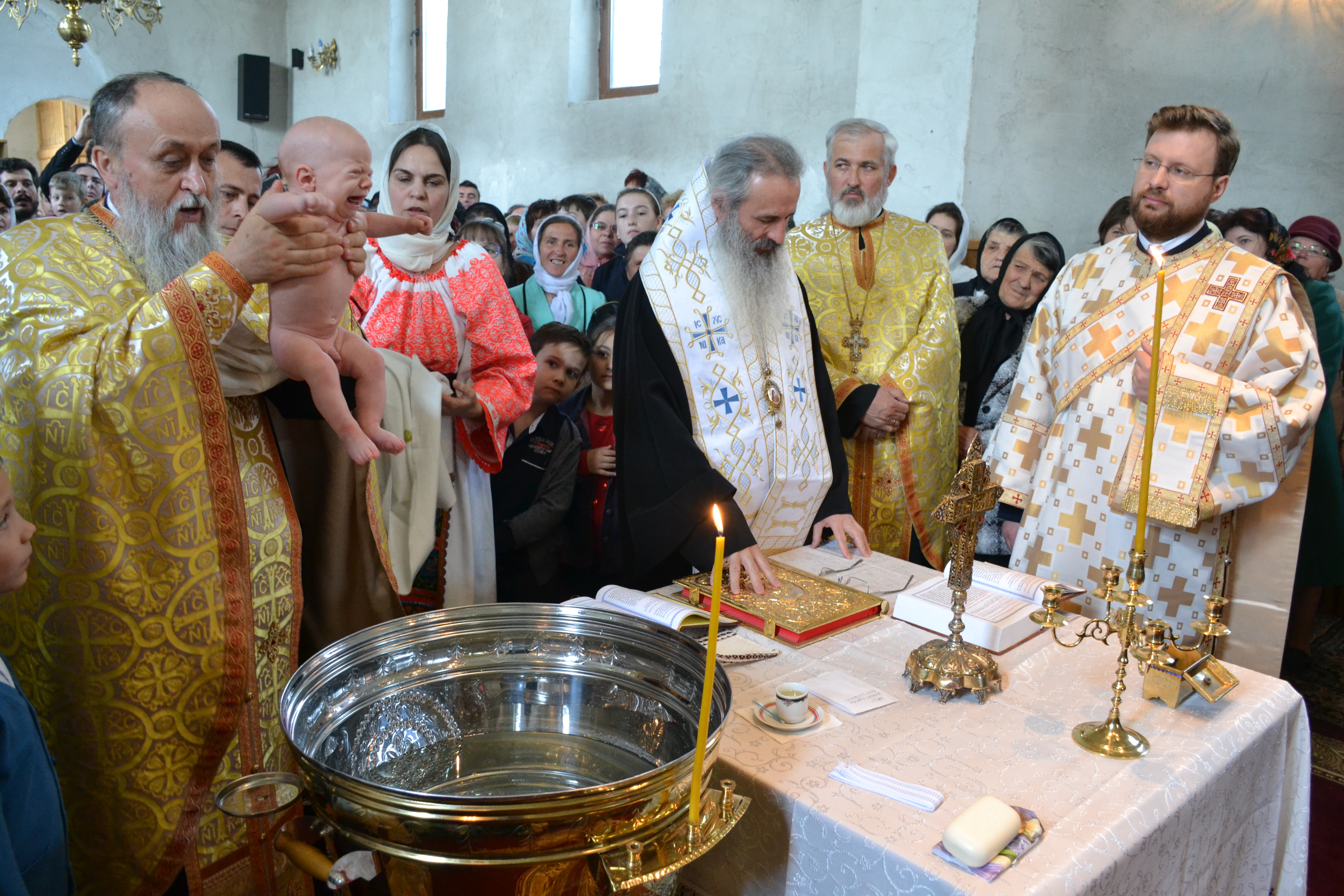 IPS Mitropolit Teofan a slujit Sfânta Liturghie și Taina Sfântului Botez în localitatea botoșăneană Agafton