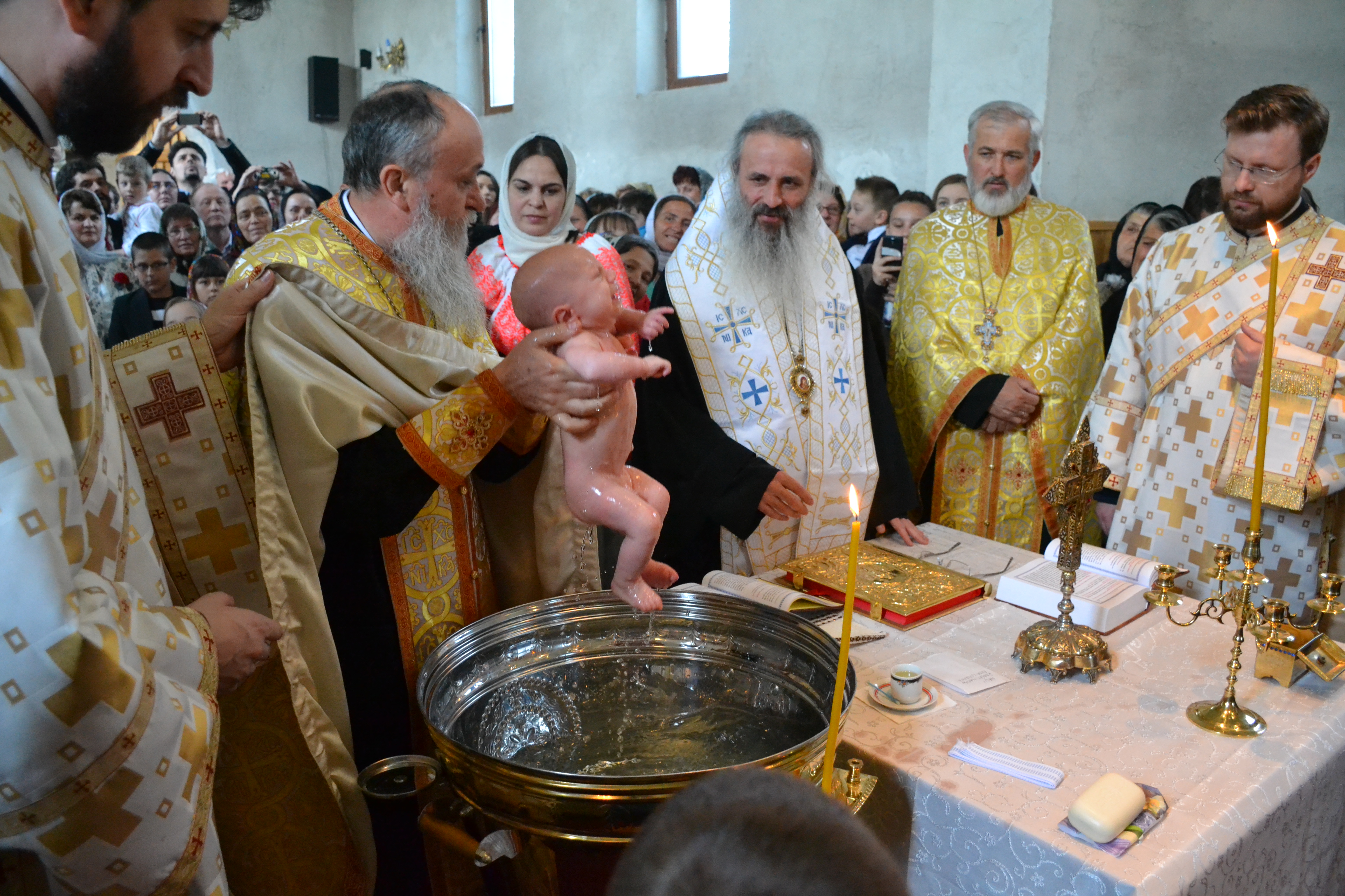 IPS Mitropolit Teofan a slujit Sfânta Liturghie și Taina Sfântului Botez în localitatea botoșăneană Agafton