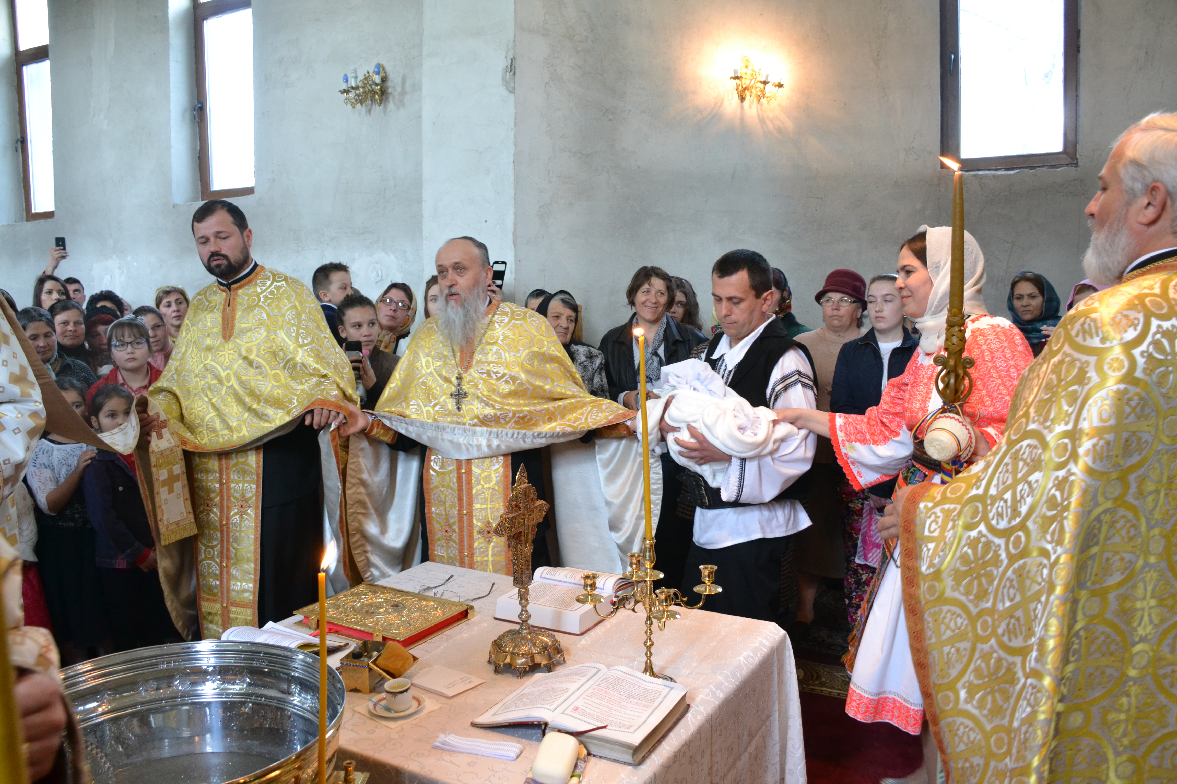 IPS Mitropolit Teofan a slujit Sfânta Liturghie și Taina Sfântului Botez în localitatea botoșăneană Agafton