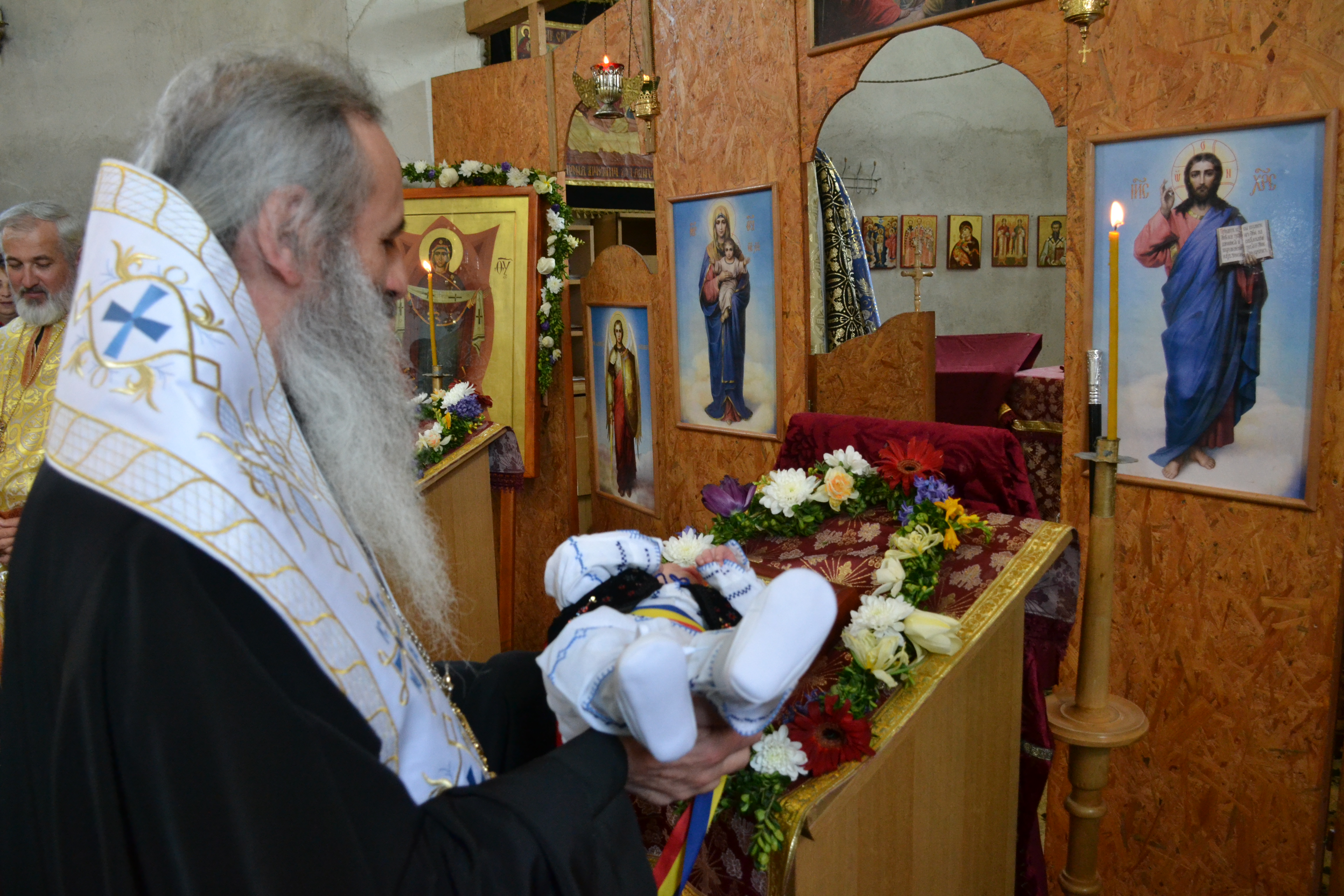 IPS Mitropolit Teofan a slujit Sfânta Liturghie și Taina Sfântului Botez în localitatea botoșăneană Agafton