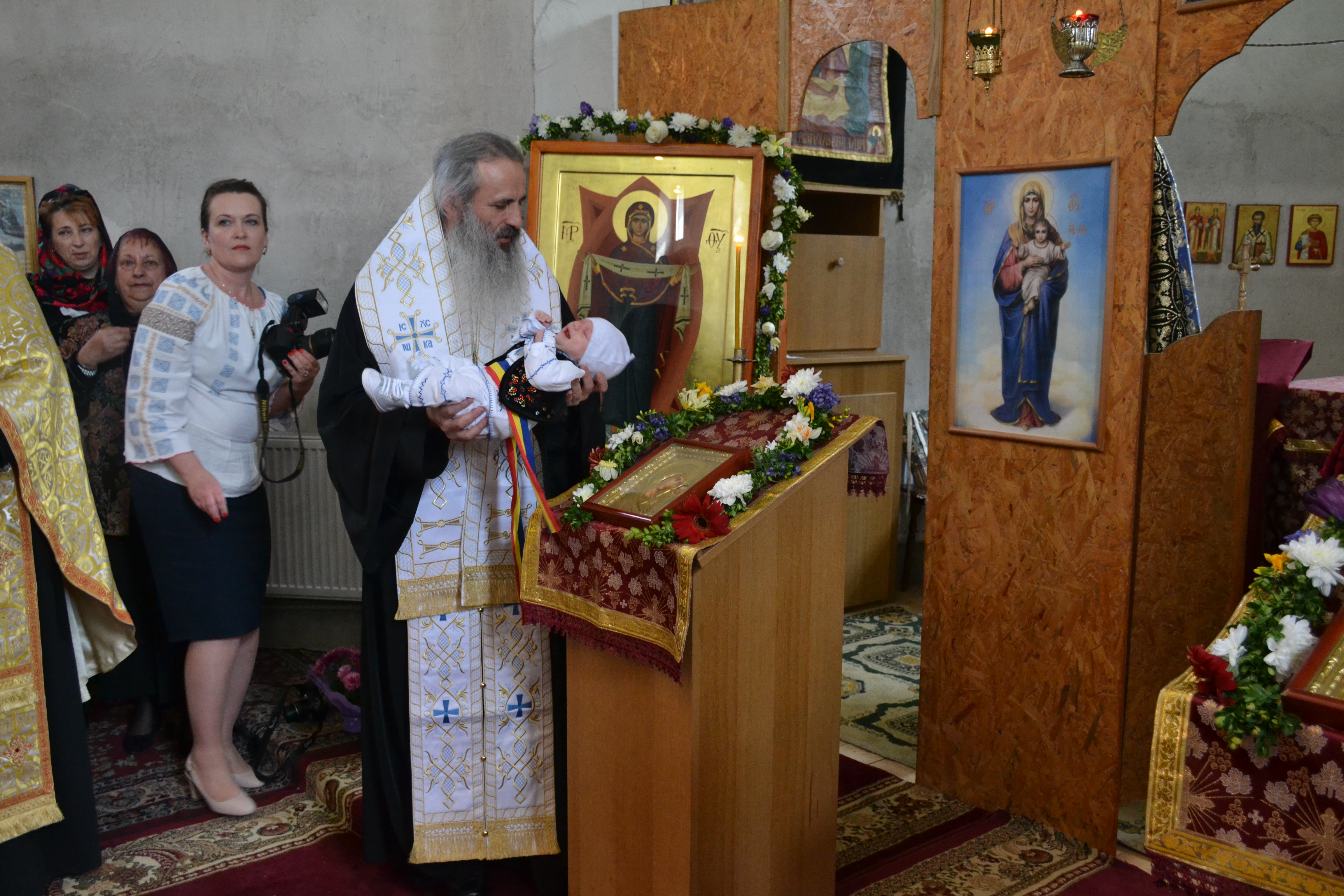 IPS Mitropolit Teofan a slujit Sfânta Liturghie și Taina Sfântului Botez în localitatea botoșăneană Agafton