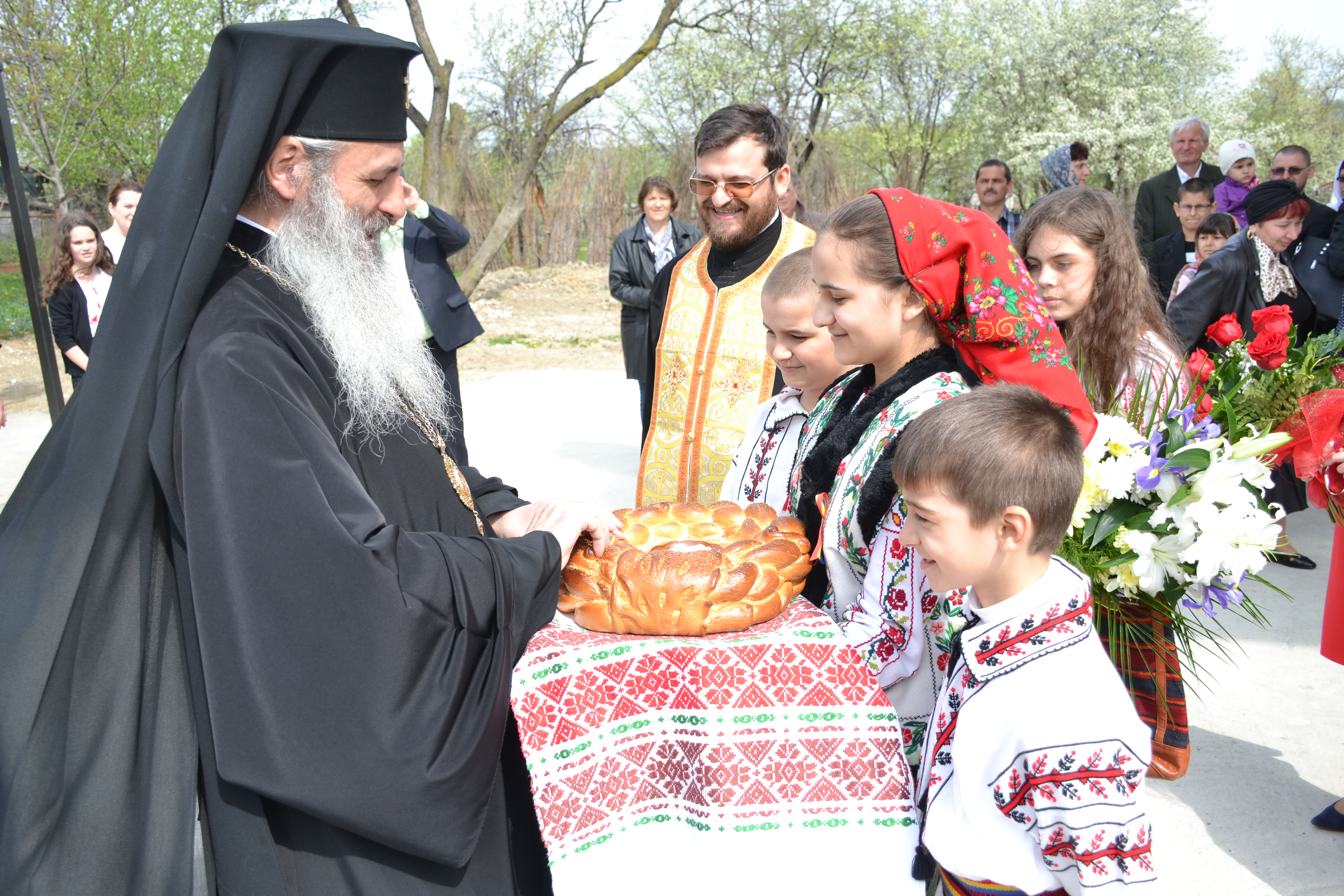 IPS Mitropolit Teofan a slujit Sfânta Liturghie și Taina Sfântului Botez în localitatea botoșăneană Agafton
