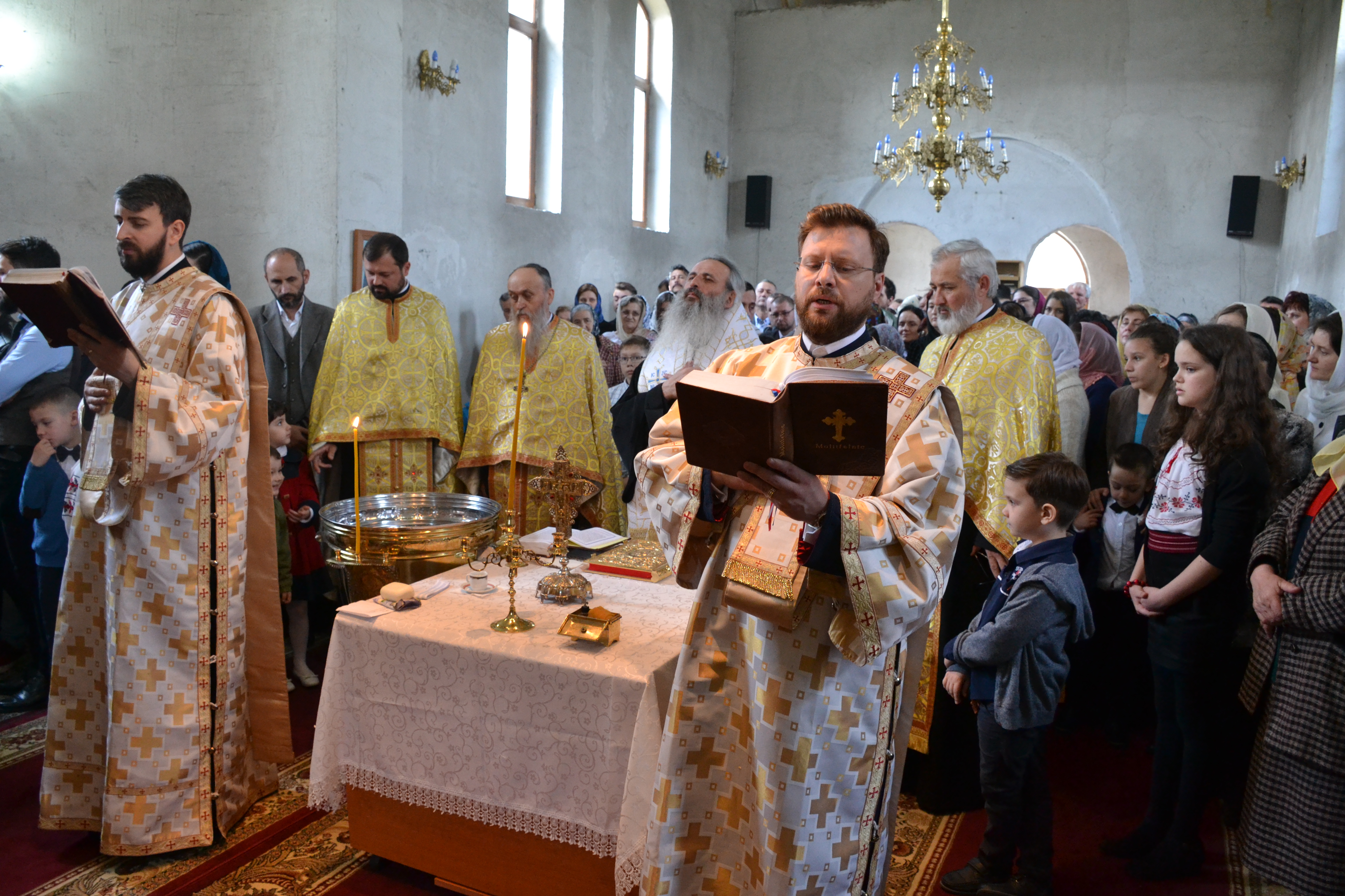 IPS Mitropolit Teofan a slujit Sfânta Liturghie și Taina Sfântului Botez în localitatea botoșăneană Agafton