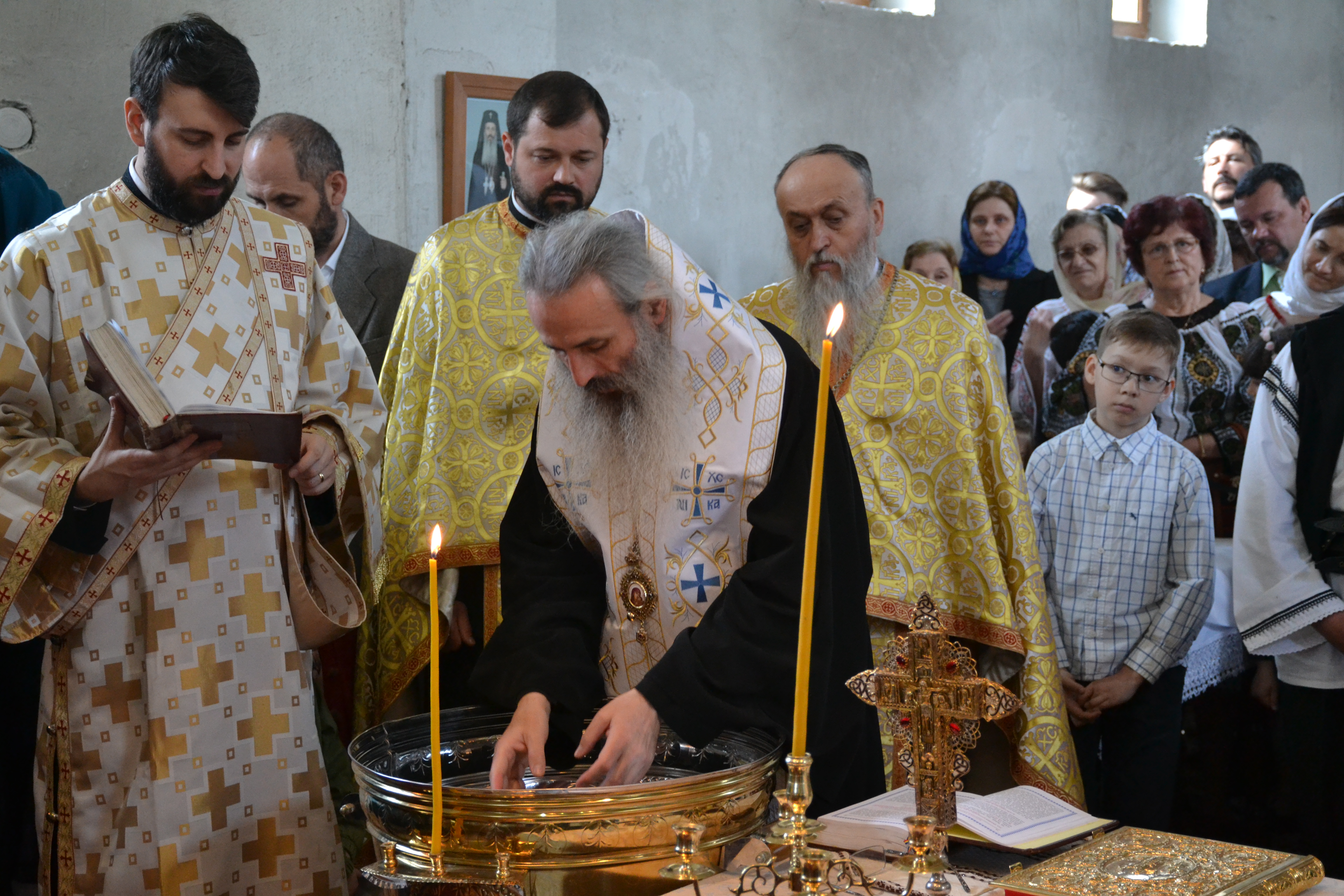 IPS Mitropolit Teofan a slujit Sfânta Liturghie și Taina Sfântului Botez în localitatea botoșăneană Agafton