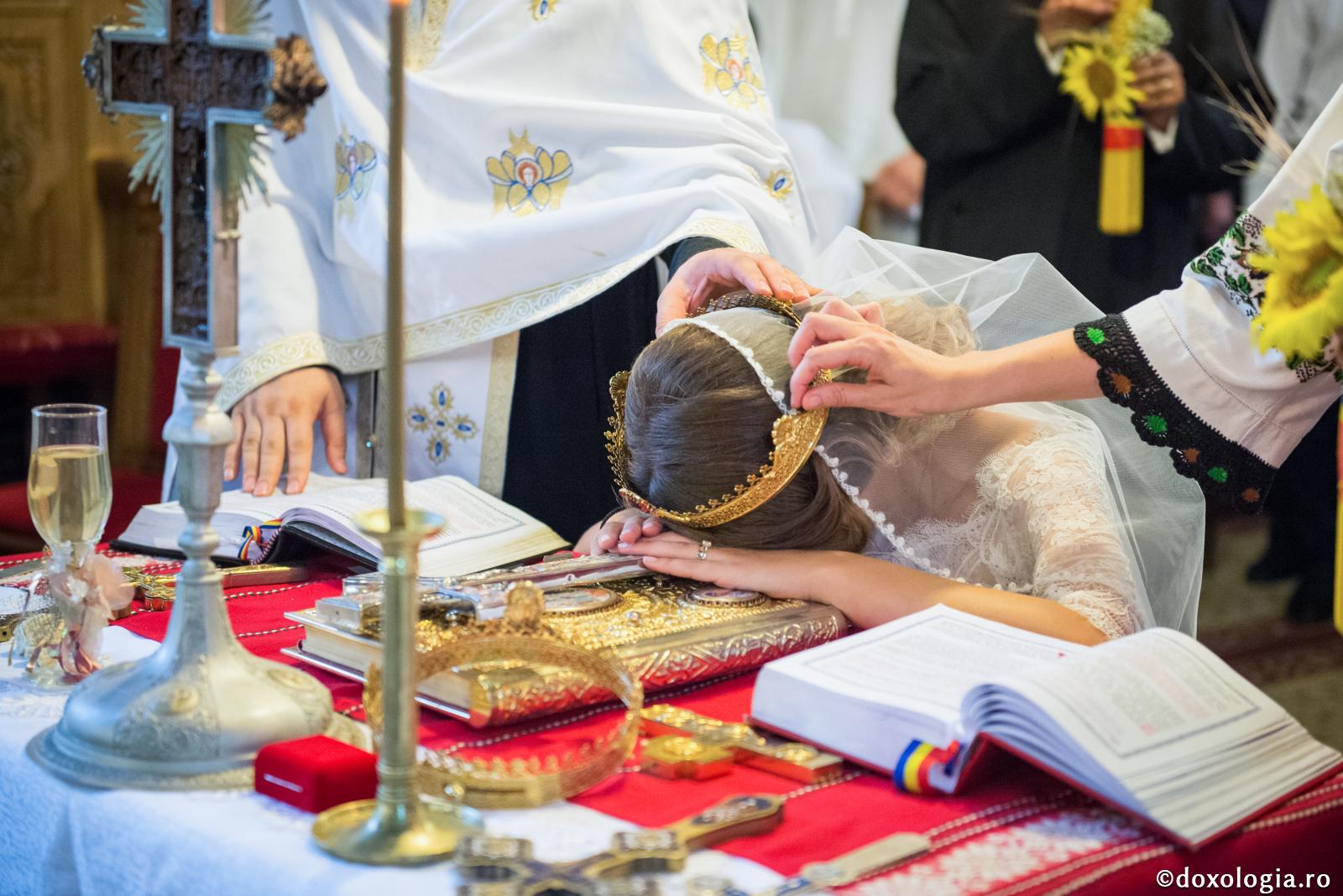 Care sunt însușirile de bază ale familiei creștine? / Foto: Oana Nechifor mireasă cu capul pe Sfânta Evanghelie