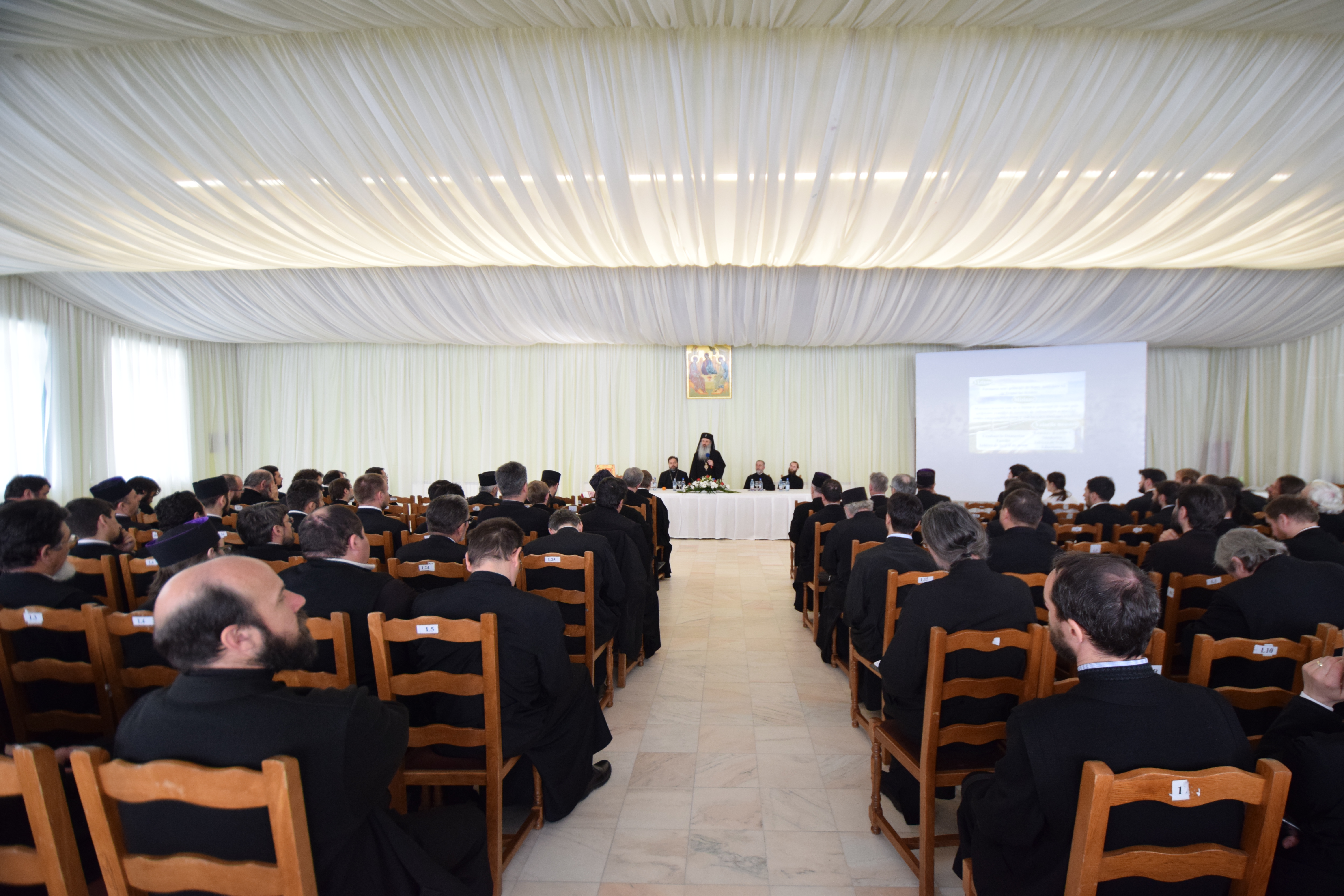 Preoții din Protopopiatul Iași 1, în conferință pastoral-misionară/ Foto: Tudorel Rusu „Dacă Biserica nu vine către noi, generația tânără, suntem o generație moartă înainte de a ne naște”