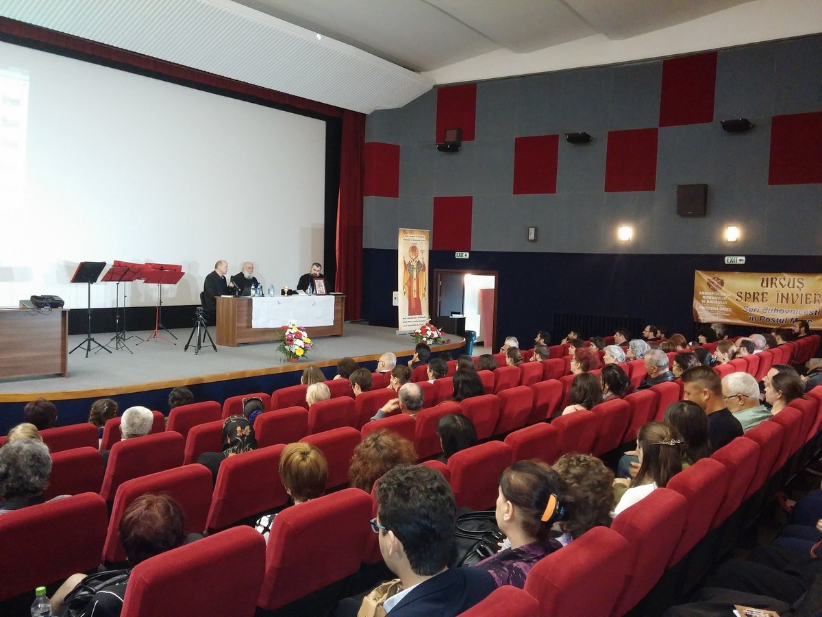 „Tinereţea monahismului românesc“, dezbătută la Oneşti „Tinereţea monahismului românesc“, dezbătută la Oneşti