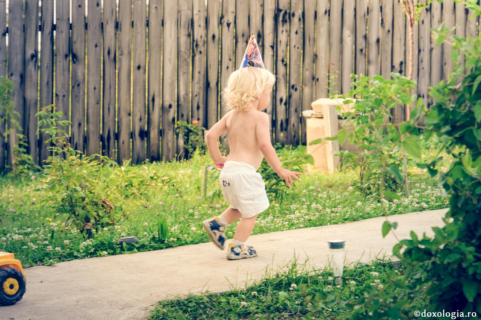 Nu înăbușiți dorința de explorare a copiilor