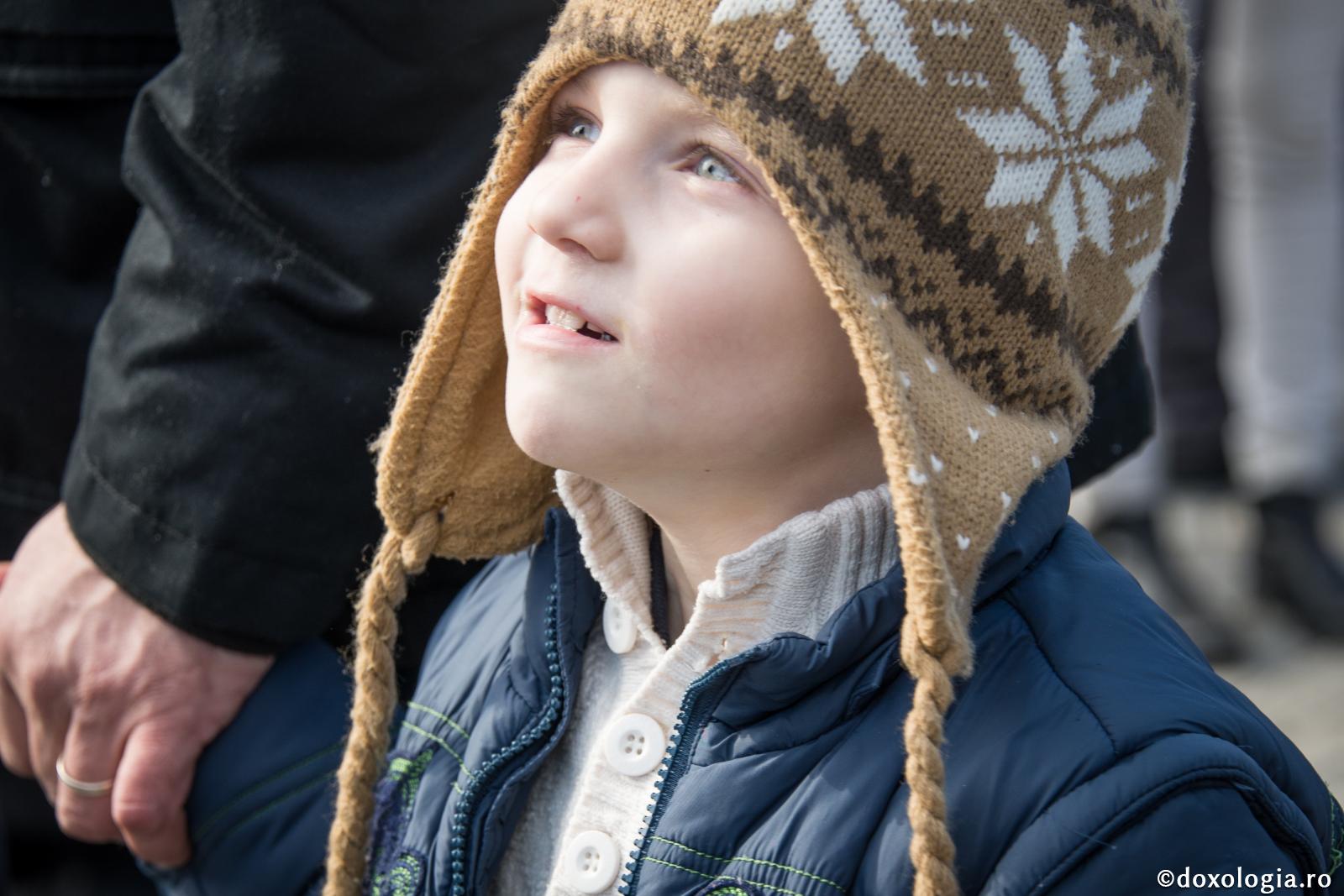 Părinţii trebuie să-i îndrume cu discernământ pe copiii lor