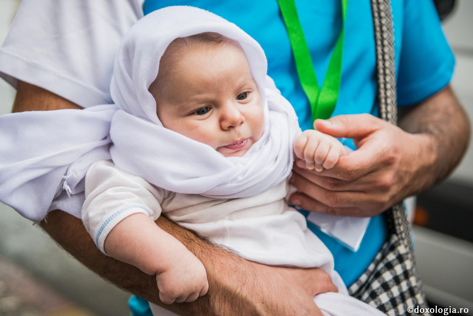 Tatăl este important în viața copilului încă din primele clipe de viață / Foto: Oana Nechifor bebeluș în brațe