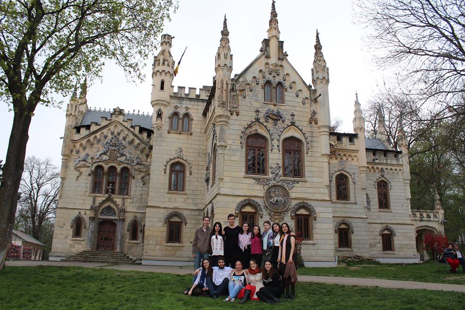 Tinerii atoreni, în pelerinaj în ţinutul Neamţului