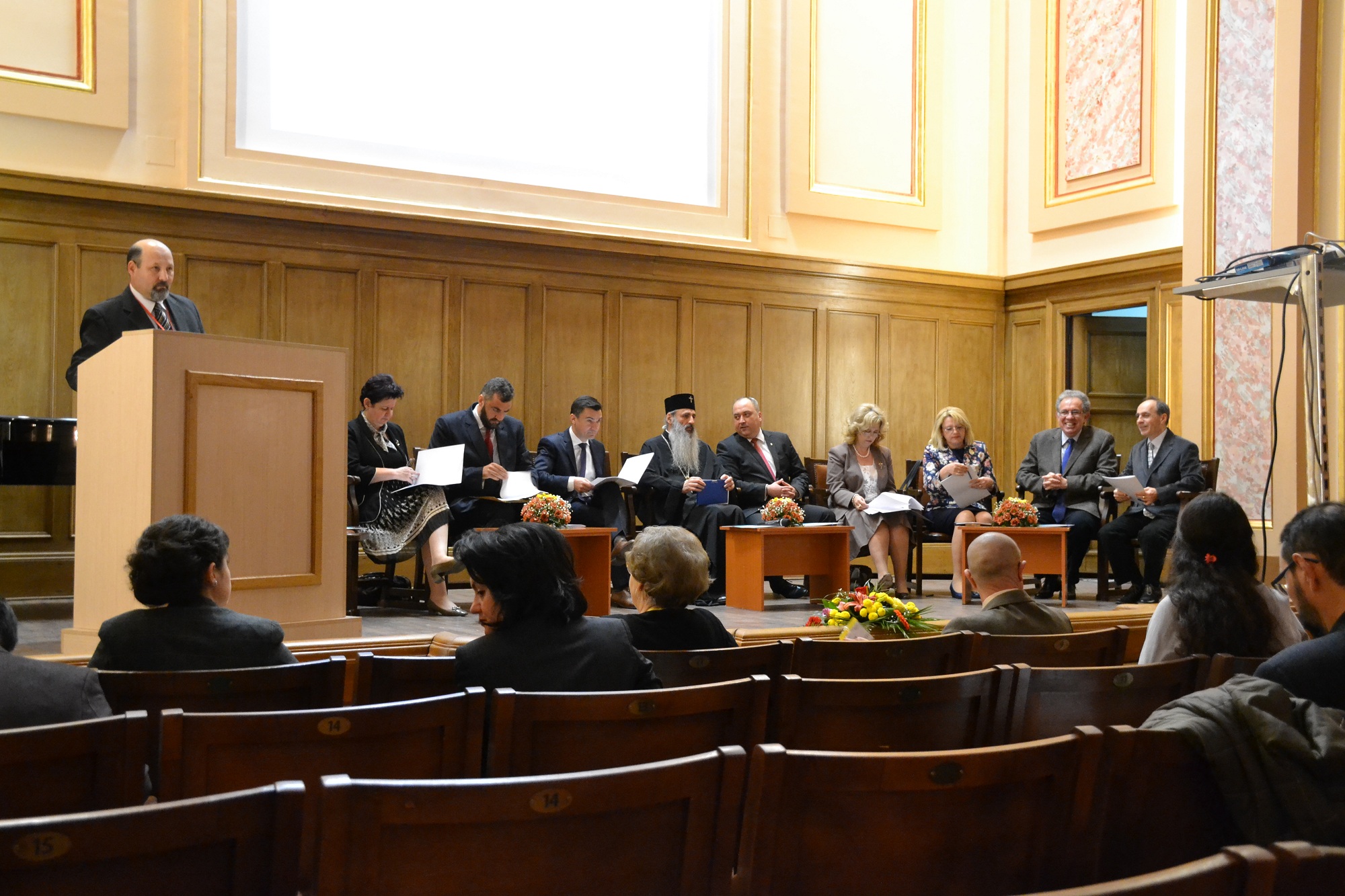 Dezbatere despre Educația pentru sănătate: „Prezenţa părinţilor, a tatălui şi a mamei, în centrul acestei preocupări, rămâne esenţială”