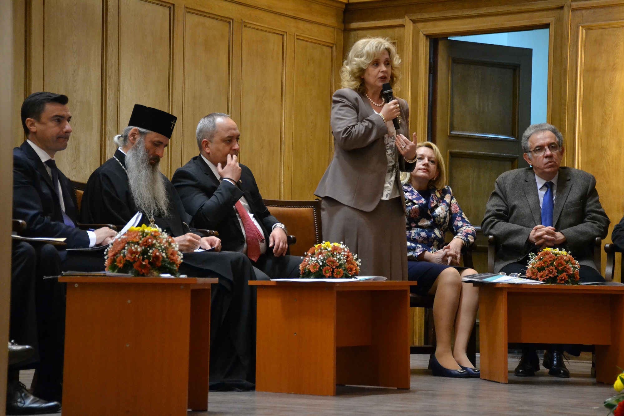 Dezbatere despre Educația pentru sănătate: „Prezenţa părinţilor, a tatălui şi a mamei, în centrul acestei preocupări, rămâne esenţială”