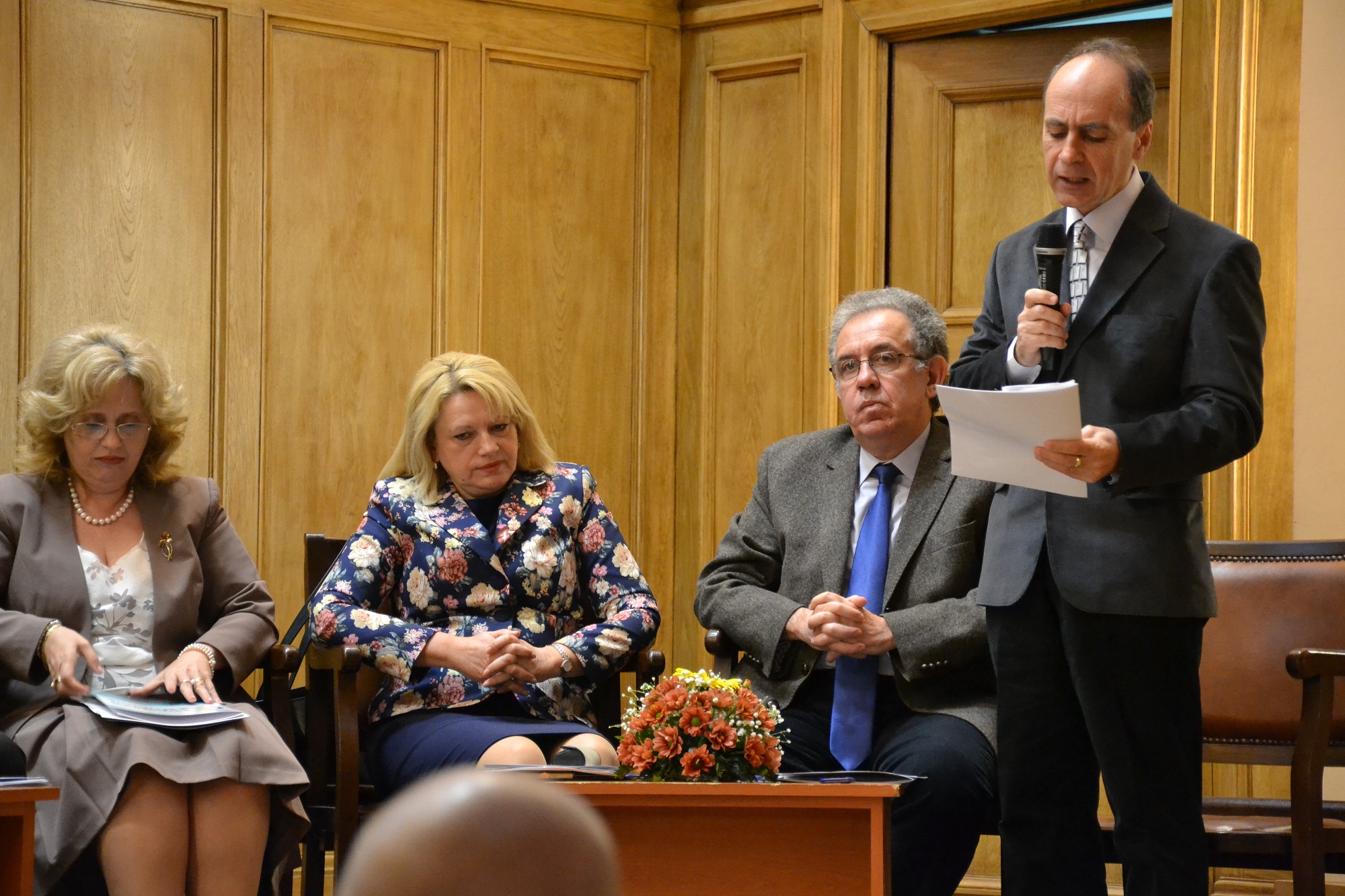 Dezbatere despre Educația pentru sănătate: „Prezenţa părinţilor, a tatălui şi a mamei, în centrul acestei preocupări, rămâne esenţială”