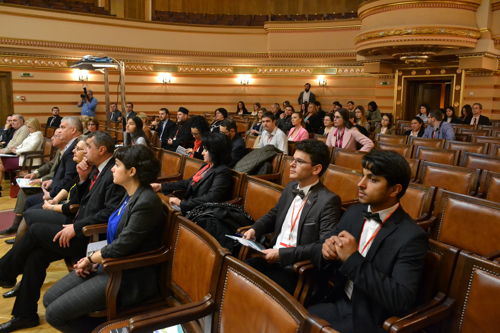 Dezbatere despre Educația pentru sănătate: „Prezenţa părinţilor, a tatălui şi a mamei, în centrul acestei preocupări, rămâne esenţială”