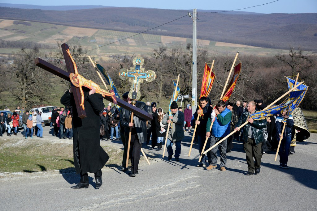 Pelerinaj pe Drumul Crucii, la Hadâmbu