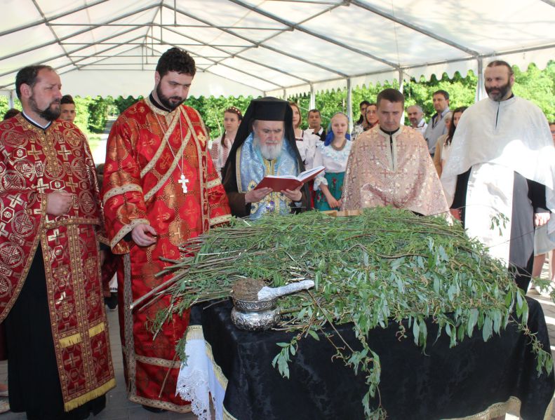 Prezenţă arhierească la pelerinajul de Florii din Parohia arădeană Scânteia