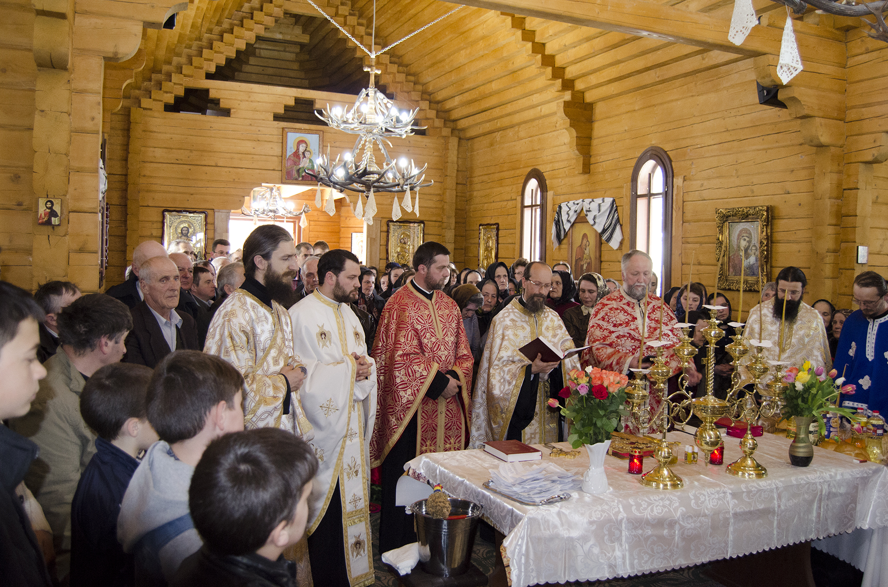 Sfântul Maslu de obşte la Parohia Straja II, la „catedrala din ţarincă“ a Bucovinei