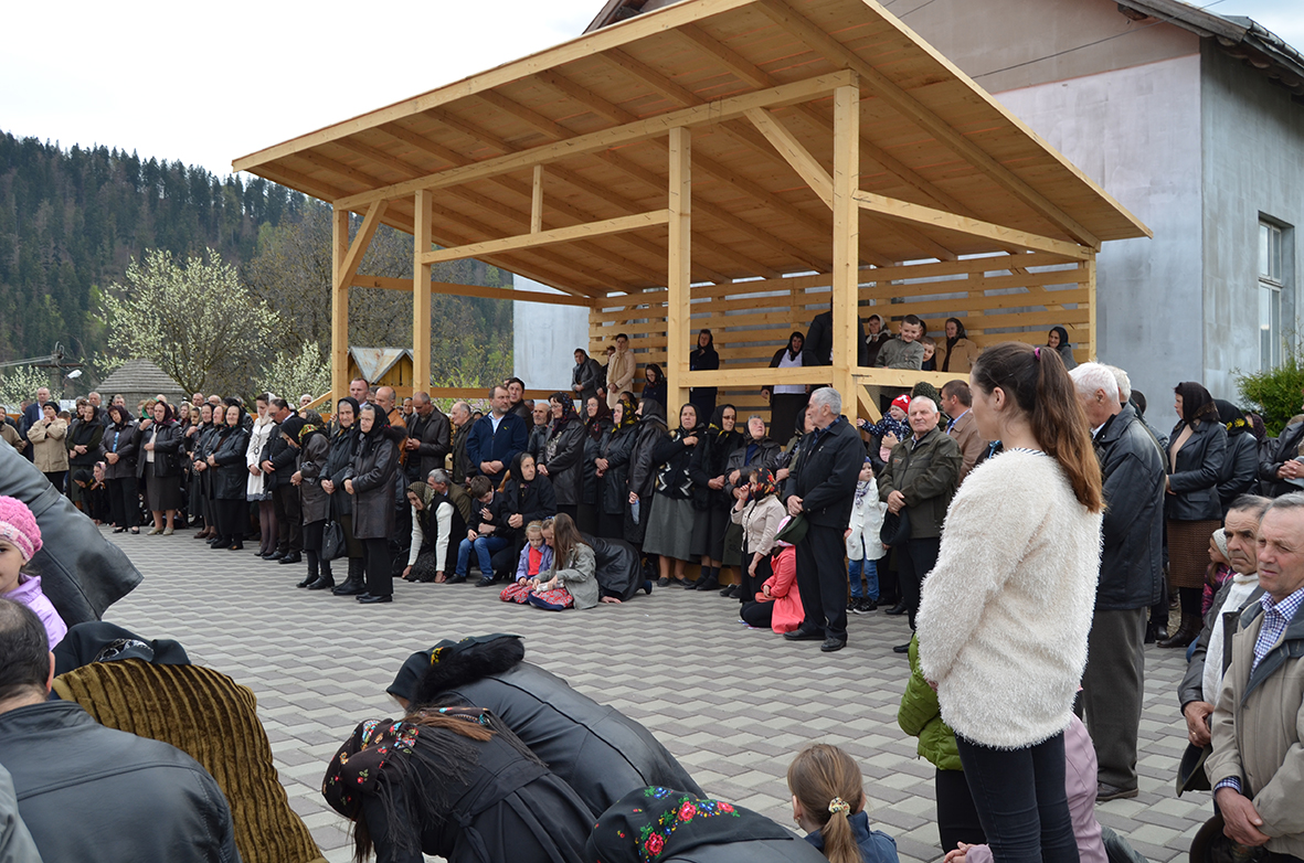 Sfântul Maslu de obşte la Parohia Straja II, la „catedrala din ţarincă“ a Bucovinei Sfântul Maslu de obşte la Parohia Straja II, la „catedrala din ţarincă“ a Bucovinei