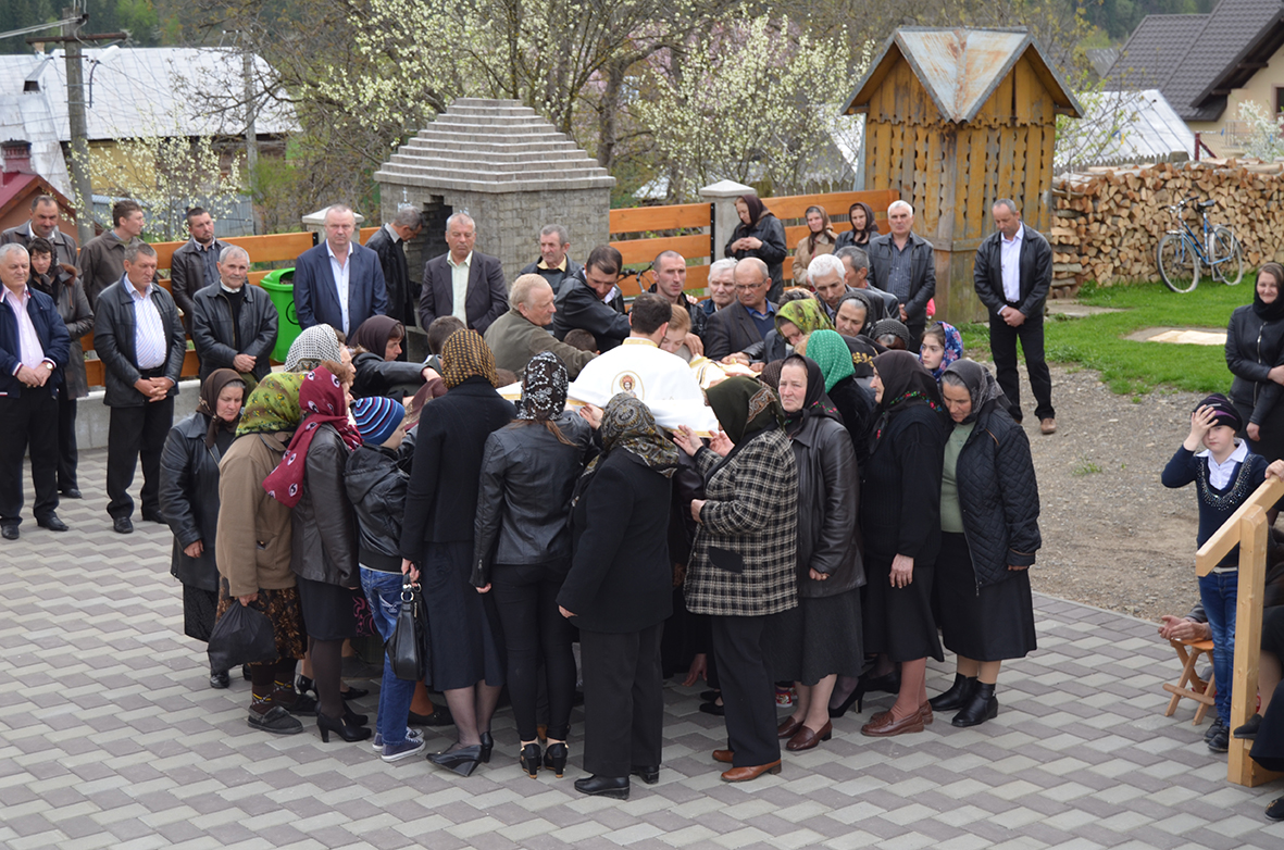 Sfântul Maslu de obşte la Parohia Straja II, la „catedrala din ţarincă“ a Bucovinei