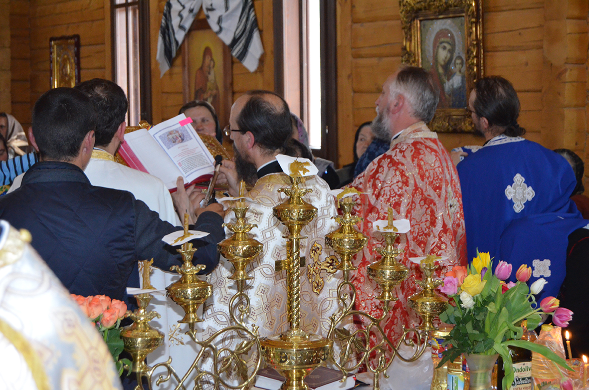 Sfântul Maslu de obşte la Parohia Straja II, la „catedrala din ţarincă“ a Bucovinei