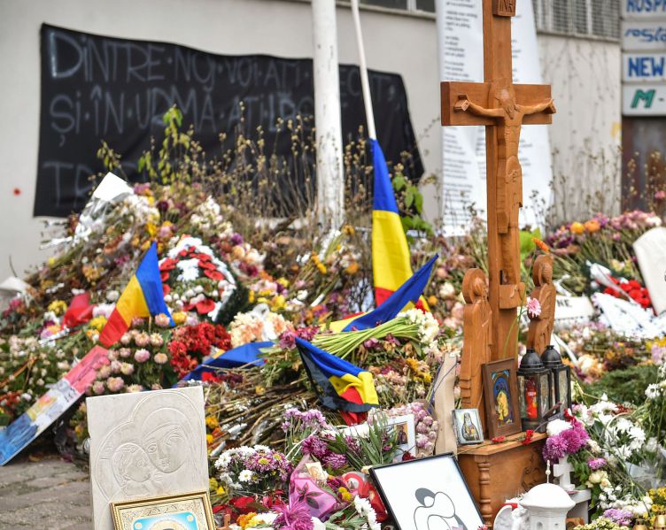 Rugăciuni pentru victimele de la Clubul Colectiv, în noaptea de Înviere