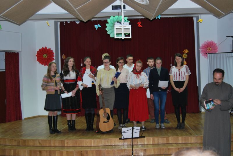 Studenţii din Braşov, alături de bătrânii de la Căminul de vârstnici din oraş