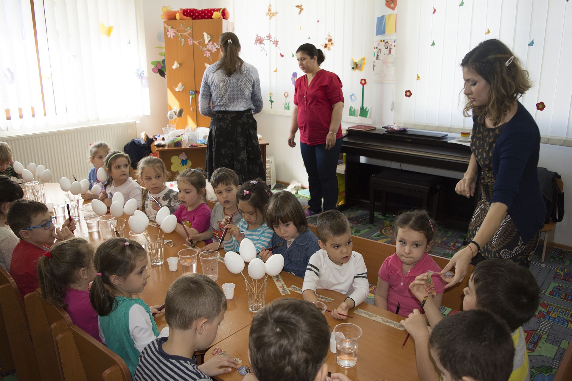 Atelier de încondeiat ouă, la Centrul social de zi din cadrul Parohiei Brâncuşi, Bucureşti