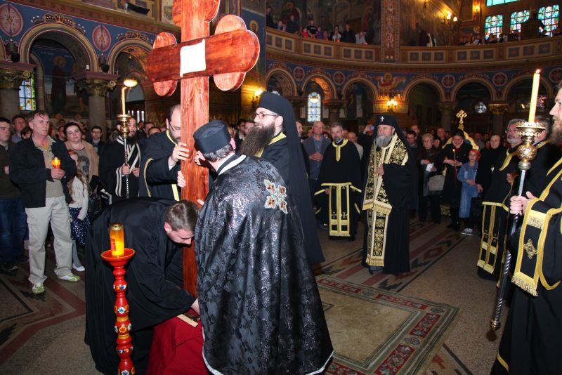 Denia celor 12 Evanghelii, la Catedrala Mitropolitană din Sibiu Denia celor 12 Evanghelii, la Catedrala Mitropolitană din Sibiu
