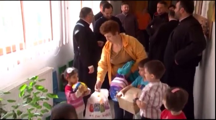 Daruri pentru 100 de copii defavorizaţi din Protoieria Curtea de Argeş