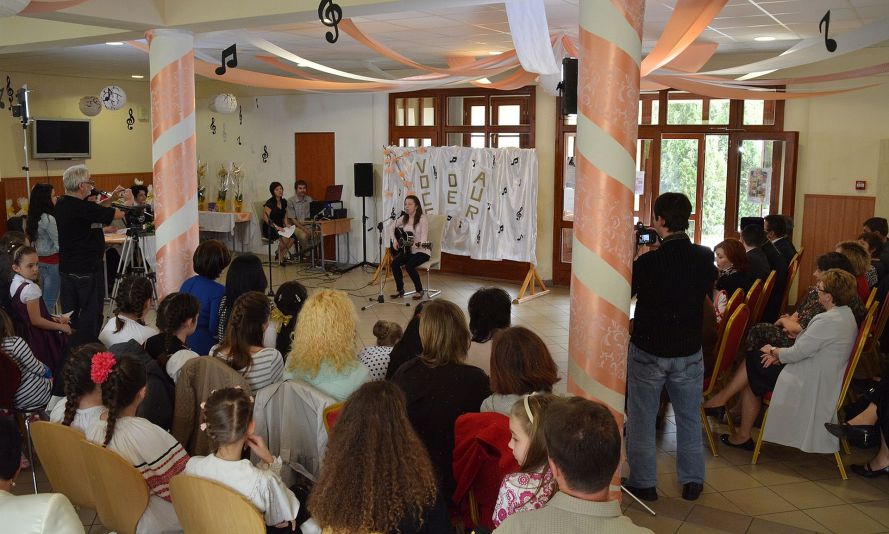 Concursul de interpretare „Vocea de aur”, la Școala Generală „Lucian Magdu” din Bătania - Ungaria Concursul de interpretare „Vocea de aur”, la Școala Generală „Lucian Magdu” din Bătania - Ungaria
