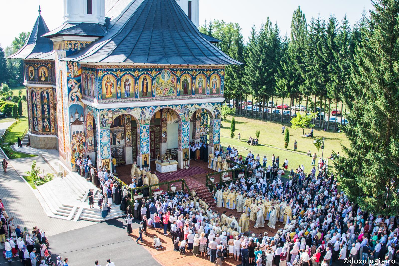 credincioși participând la slujbă