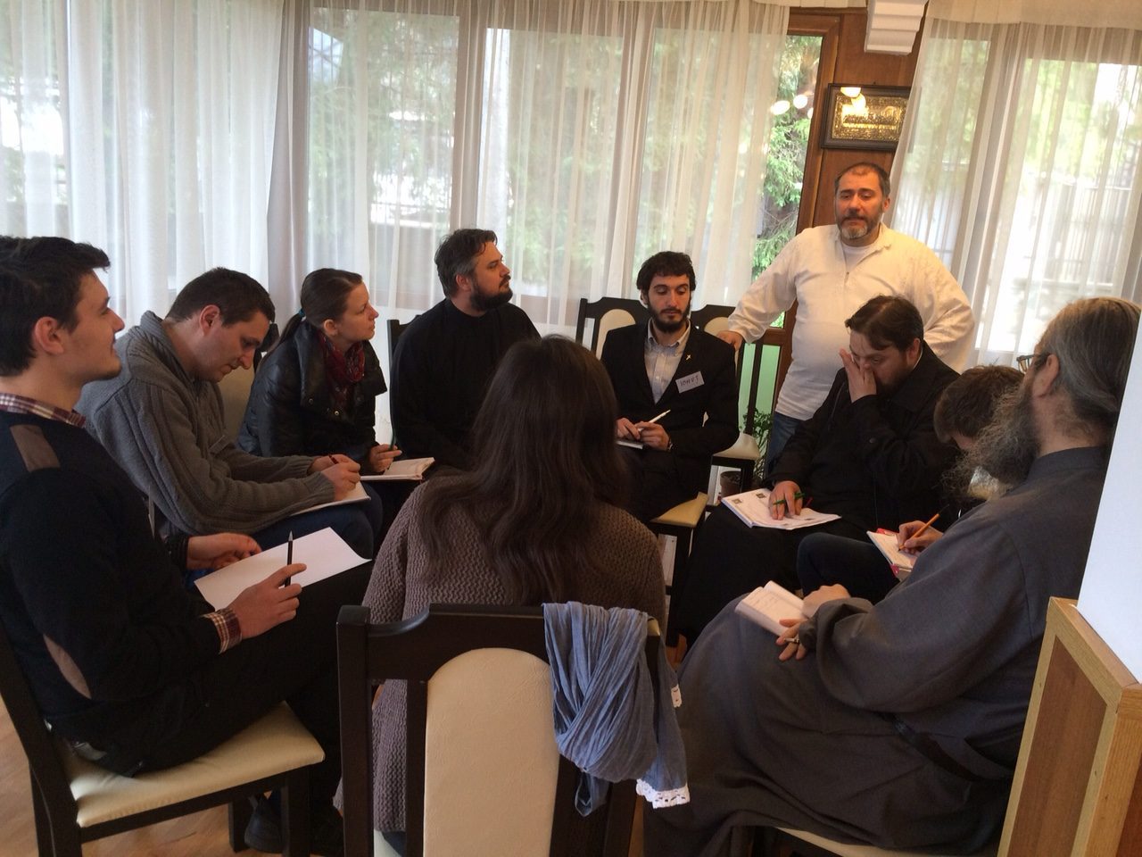 Preotul și tinerii, la poalele Ceahlăului