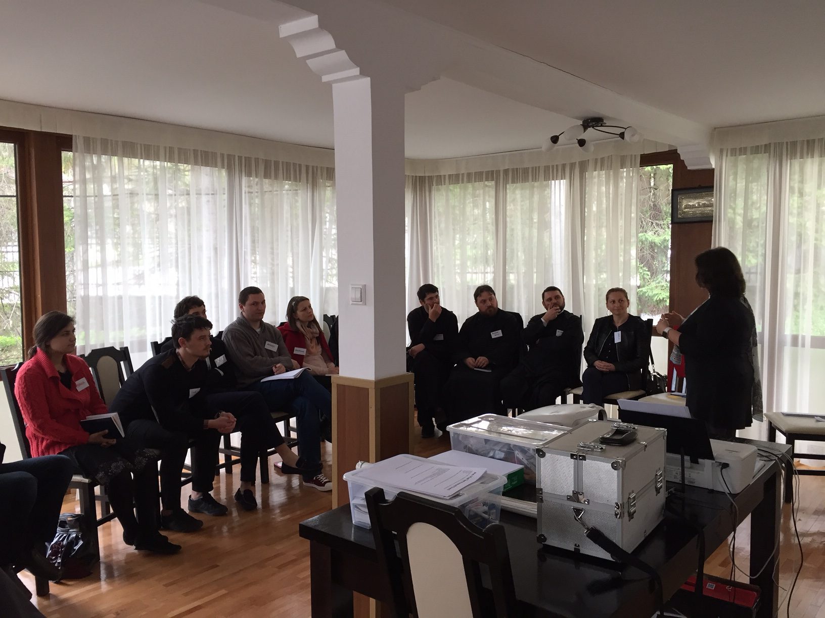 Preotul și tinerii, la poalele Ceahlăului