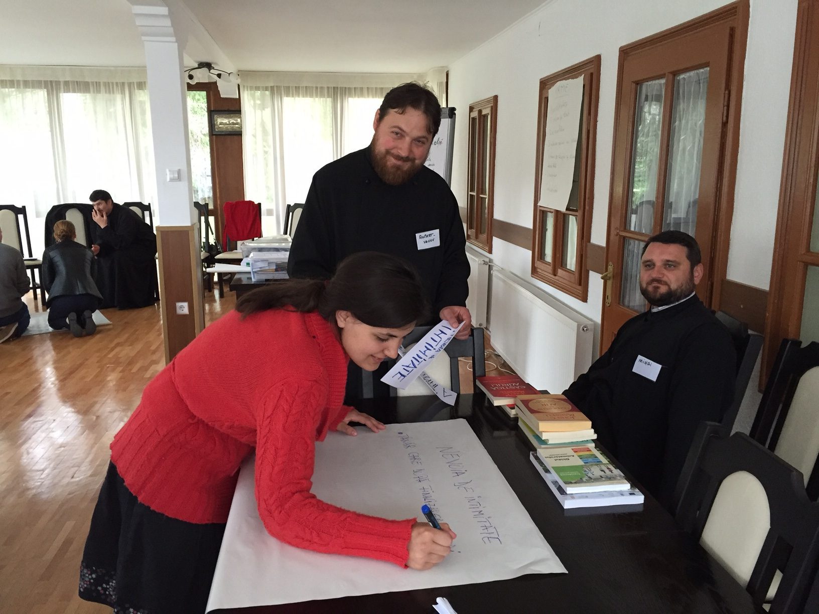 Preotul și tinerii, la poalele Ceahlăului