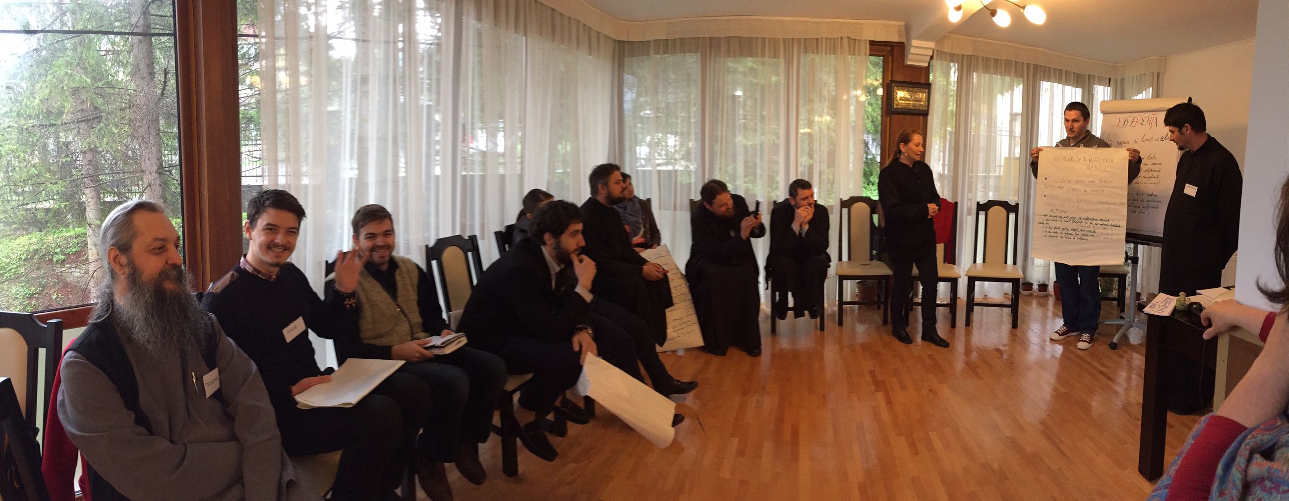 Preotul și tinerii, la poalele Ceahlăului