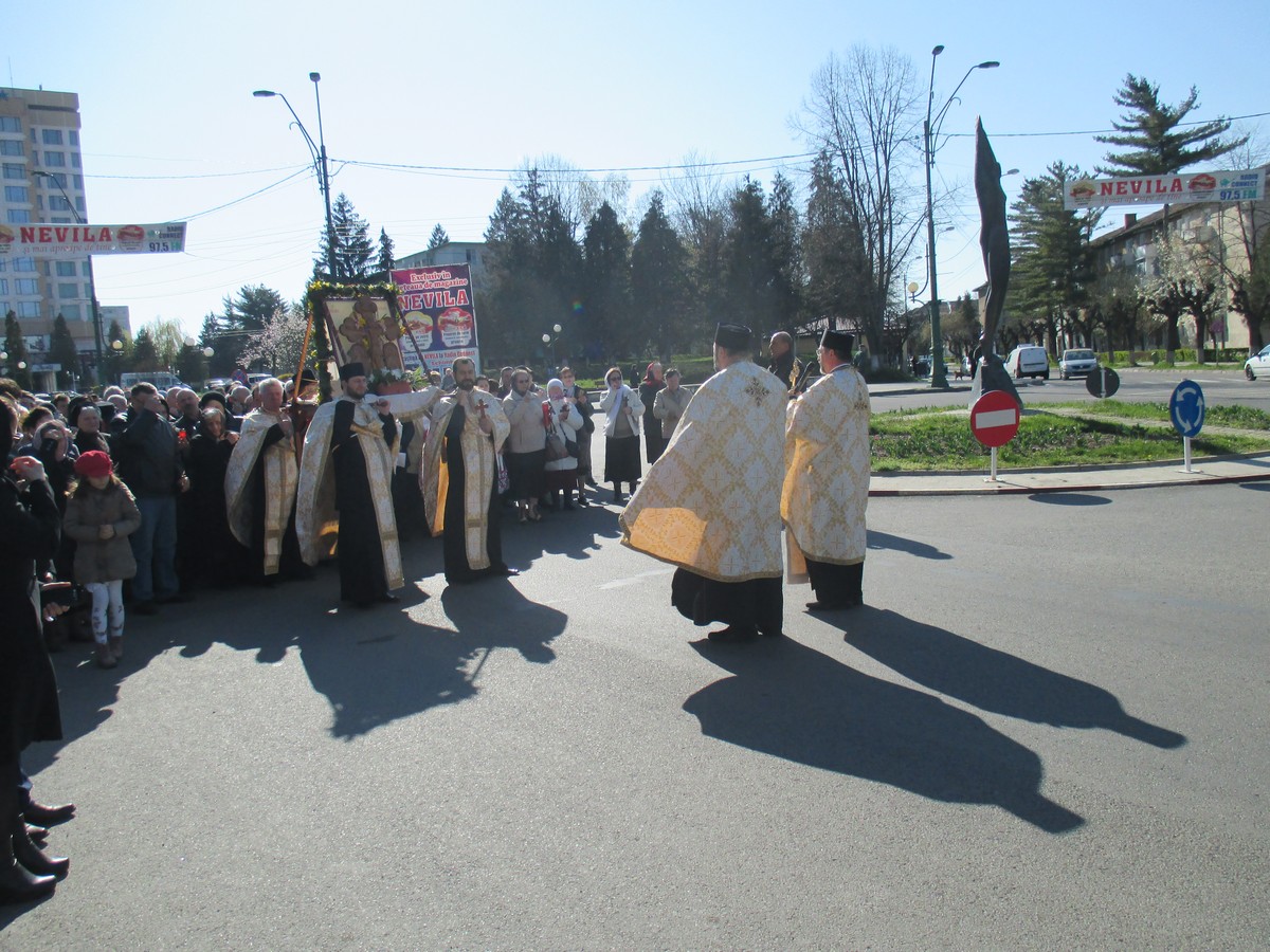 „Clipe de neuitat“ la pelerinajul Sfintei Cruci de la Oneşti