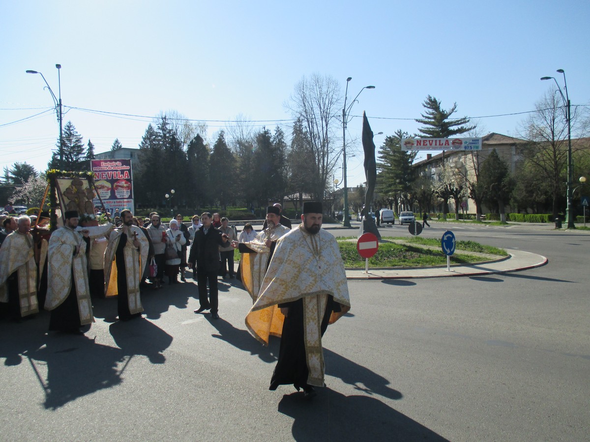„Clipe de neuitat“ la pelerinajul Sfintei Cruci de la Oneşti
