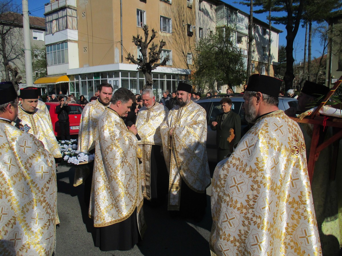 „Clipe de neuitat“ la pelerinajul Sfintei Cruci de la Oneşti