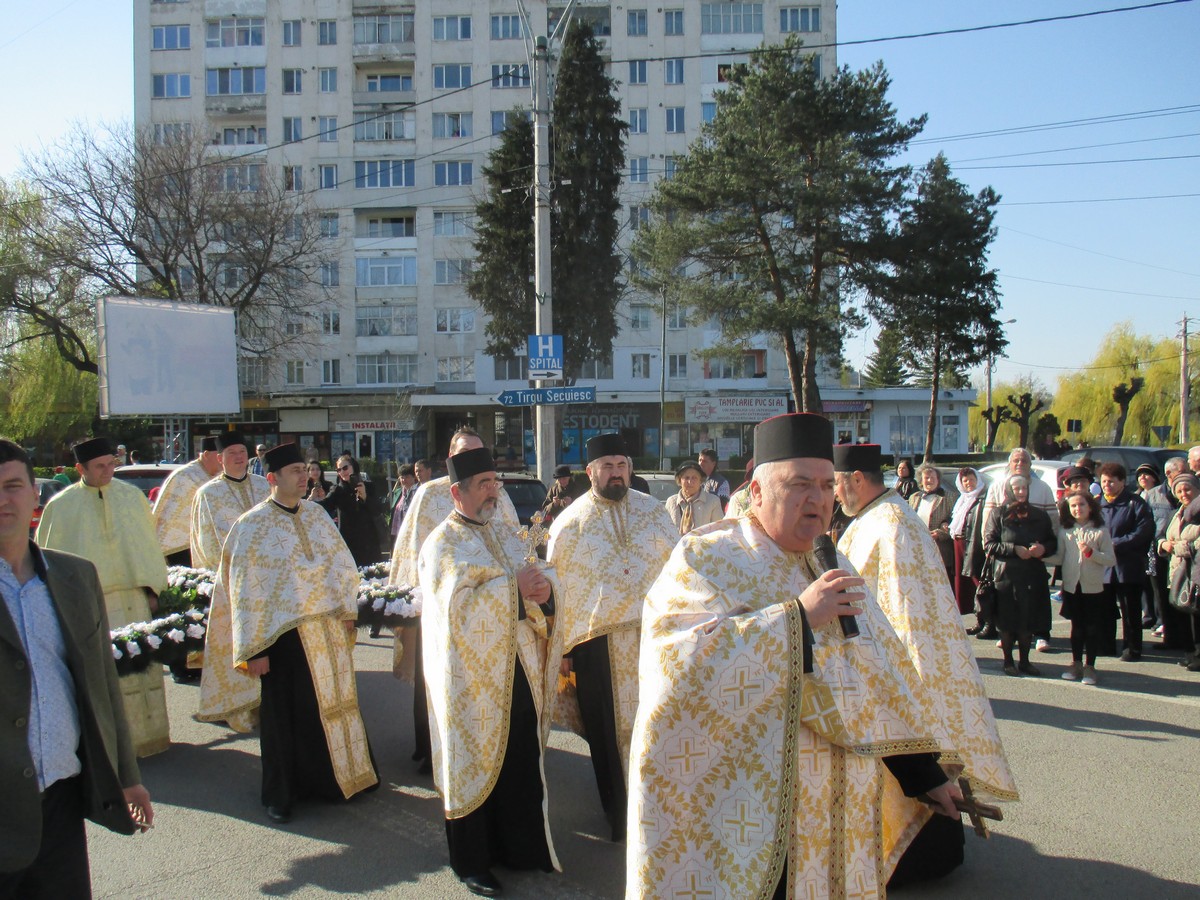 „Clipe de neuitat“ la pelerinajul Sfintei Cruci de la Oneşti
