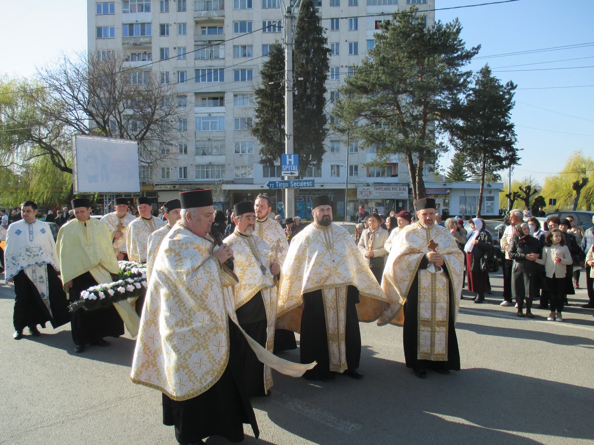 „Clipe de neuitat“ la pelerinajul Sfintei Cruci de la Oneşti