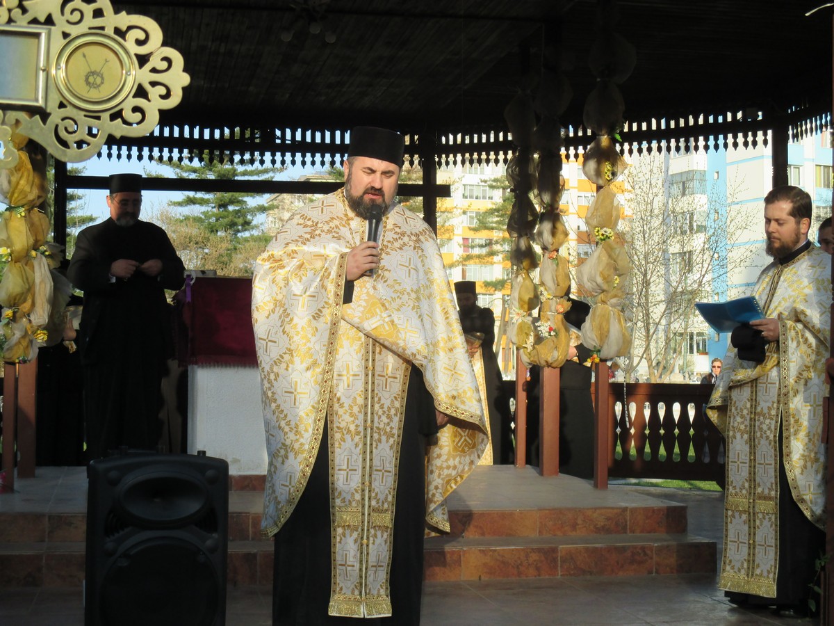 „Clipe de neuitat“ la pelerinajul Sfintei Cruci de la Oneşti