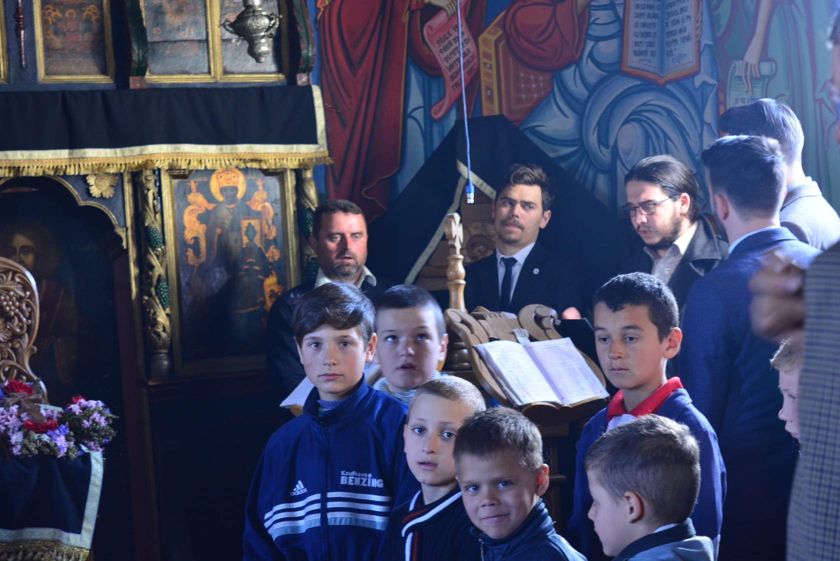 Încălțăminte nouă pentru 50 de copii din Parohia Doroșcani, în urma Proiectului „Cutia cu Papucei pentru Ei”