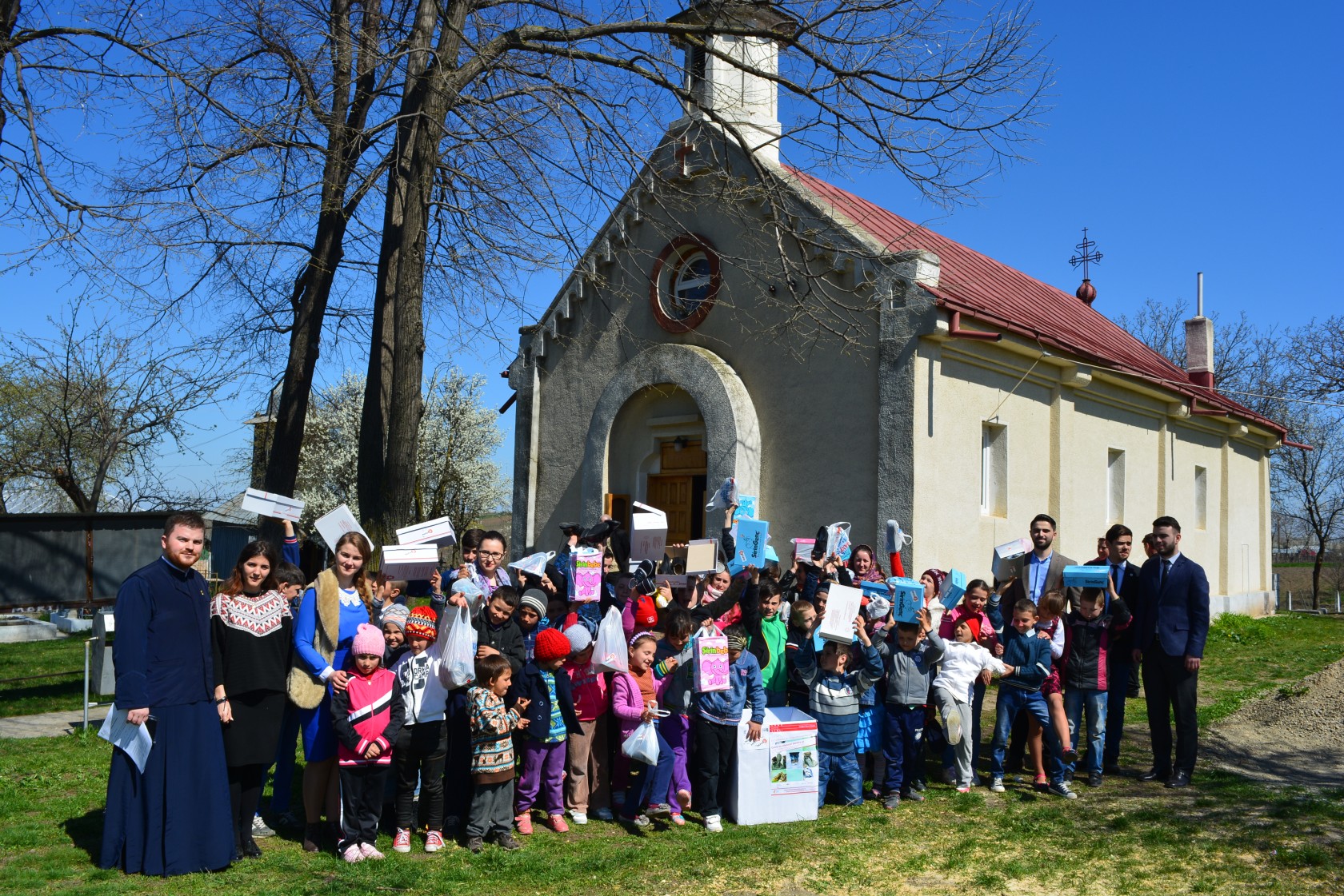 Încălțăminte nouă pentru 50 de copii din Parohia Doroșcani, în urma Proiectului „Cutia cu Papucei pentru Ei”