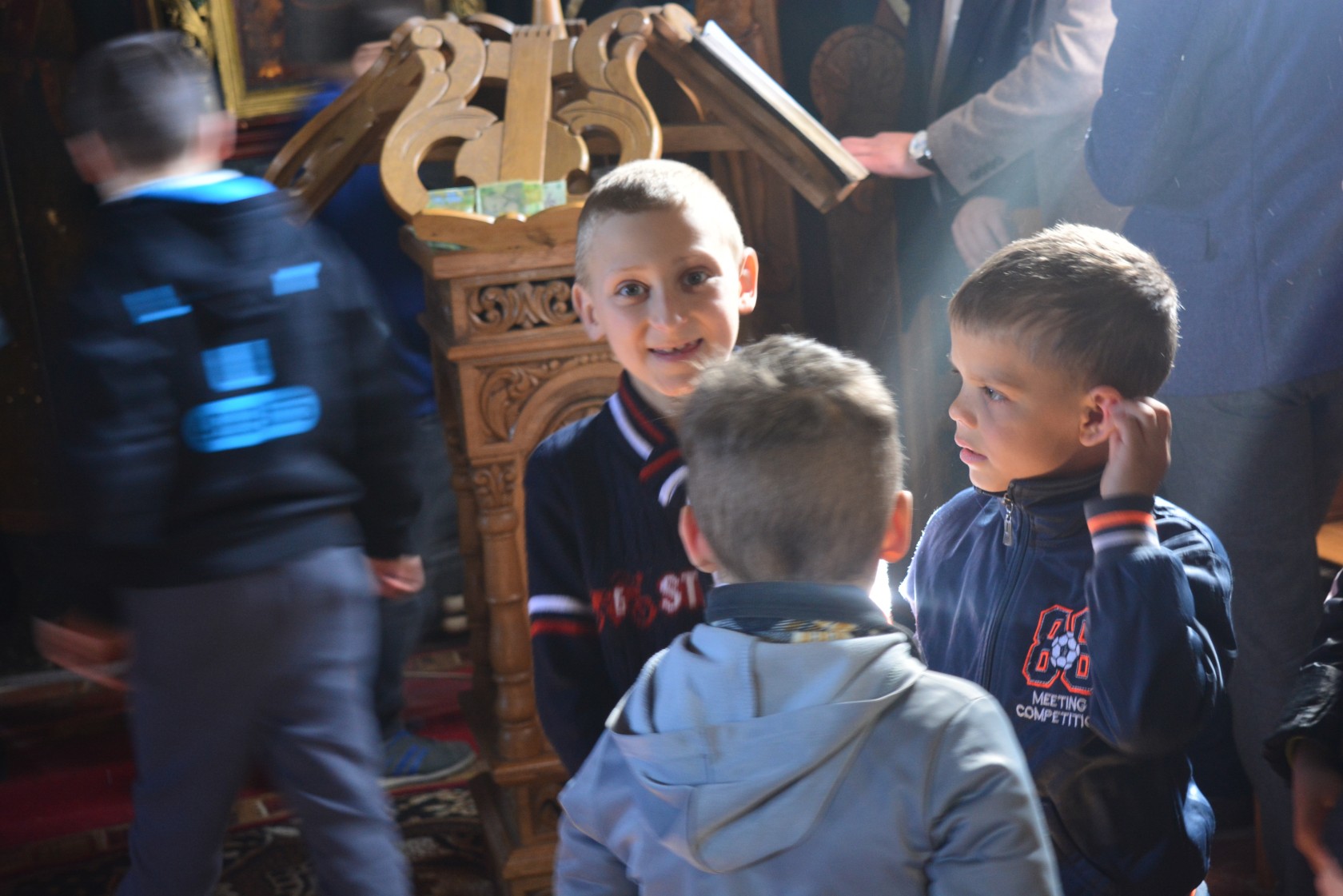 Încălțăminte nouă pentru 50 de copii din Parohia Doroșcani, în urma Proiectului „Cutia cu Papucei pentru Ei”